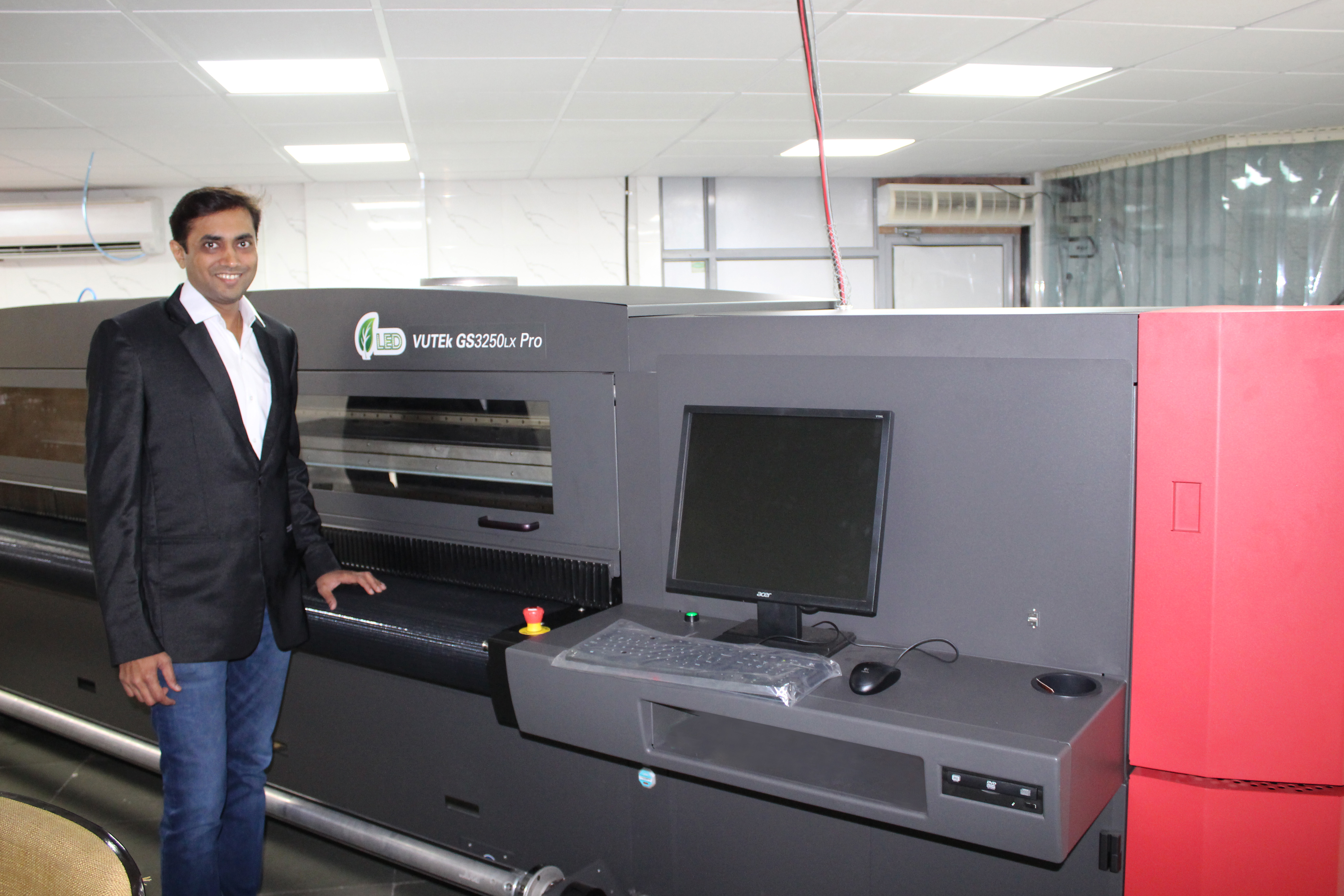 You are currently viewing Arrow Digital delivers EFI VUTEk GS3250LX Pro to Arihant Digiprint